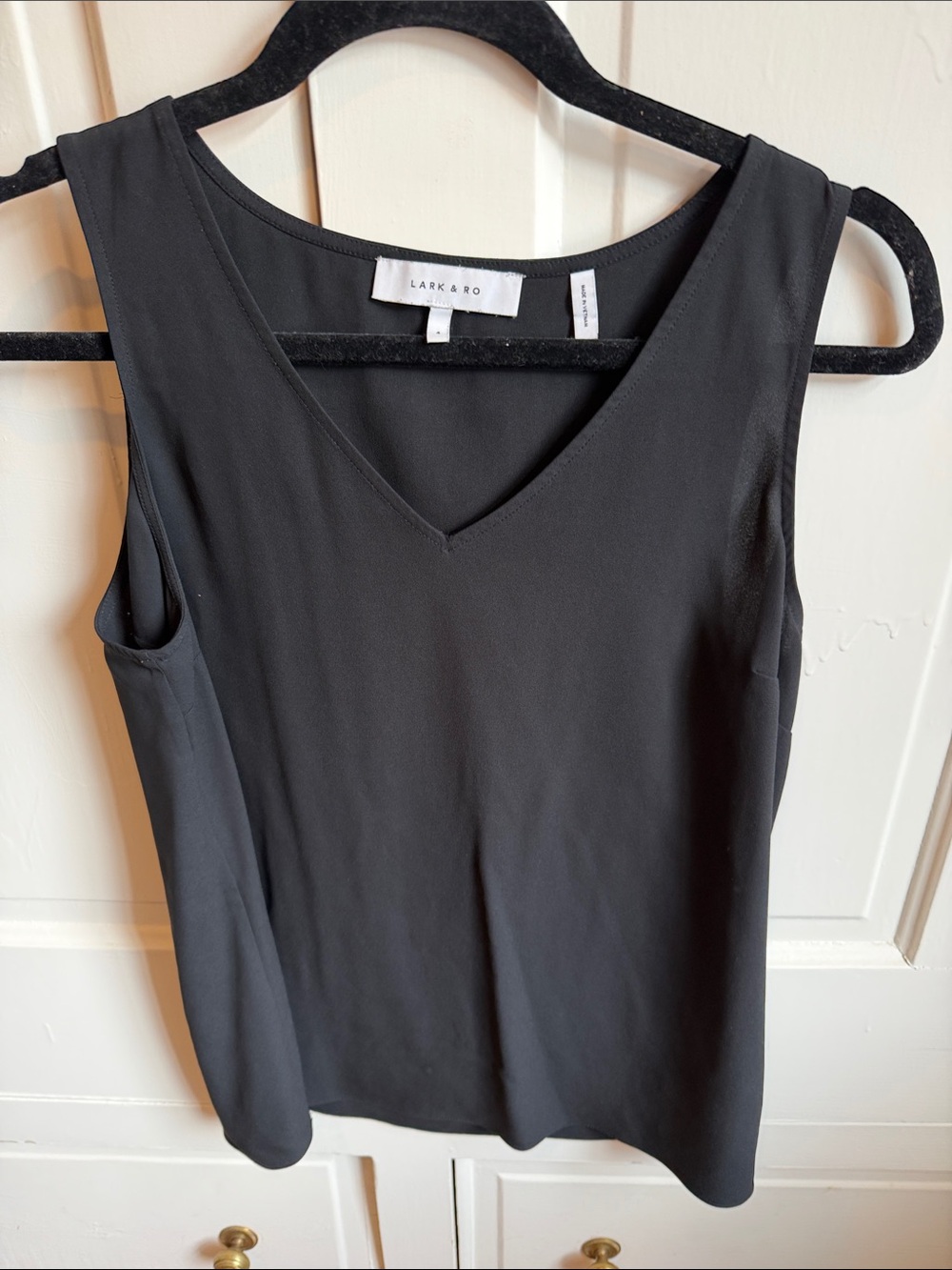Lark & Ro Black V-Neck Sleeveless Blouse